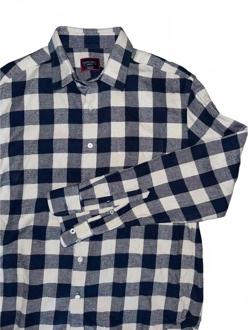 Men’s Untuckit navy and white checkered button-up flannel Size M